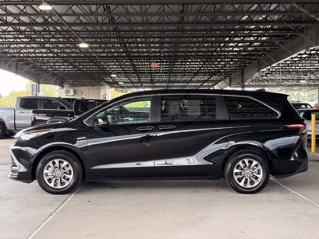 2026 Toyota Sienna LE 7 Passenger
