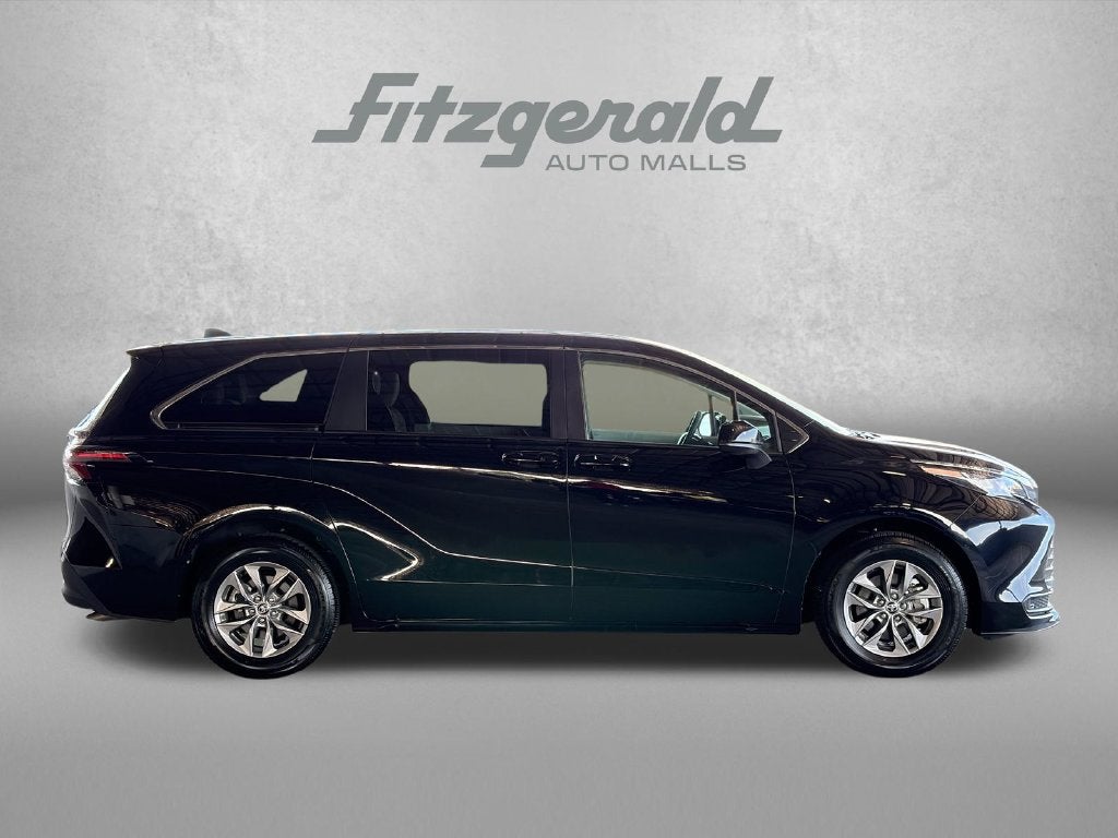 2025 Toyota Sienna LE 8 Passenger