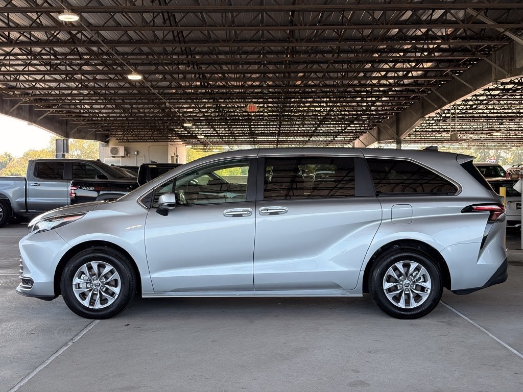 2025 Toyota Sienna LE 8 Passenger