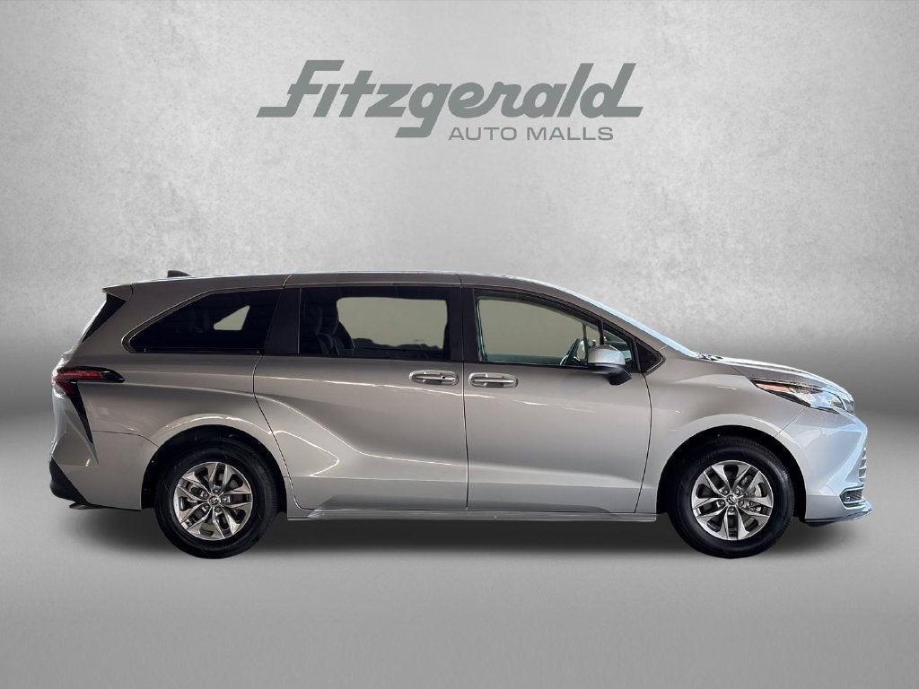 2025 Toyota Sienna LE 8 Passenger