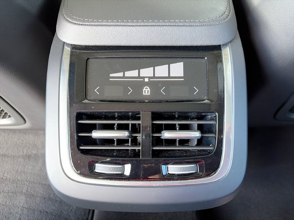 2025 Volvo XC90 B5 Core