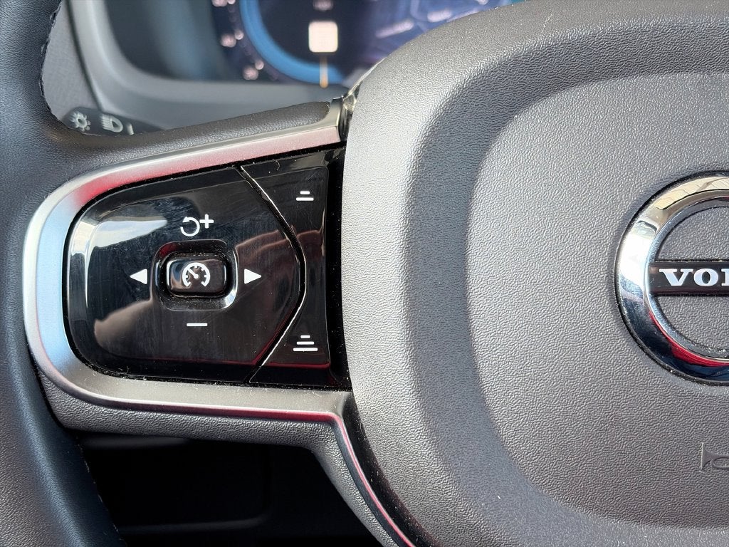 2025 Volvo XC90 B5 Core