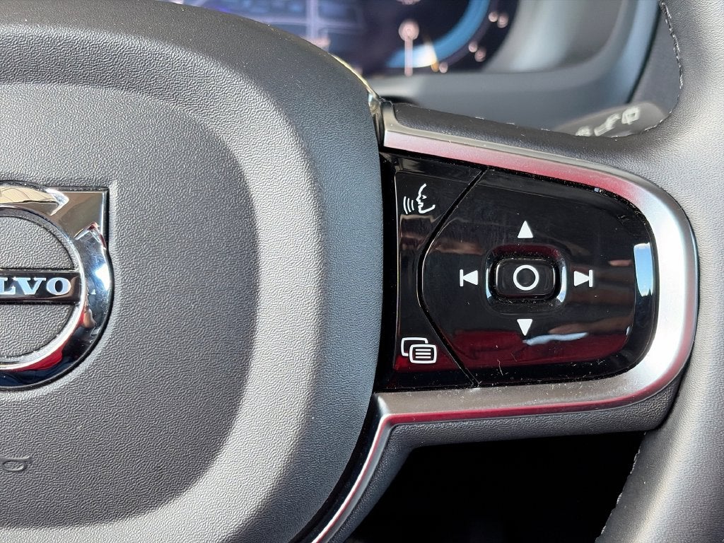 2025 Volvo XC90 B5 Core