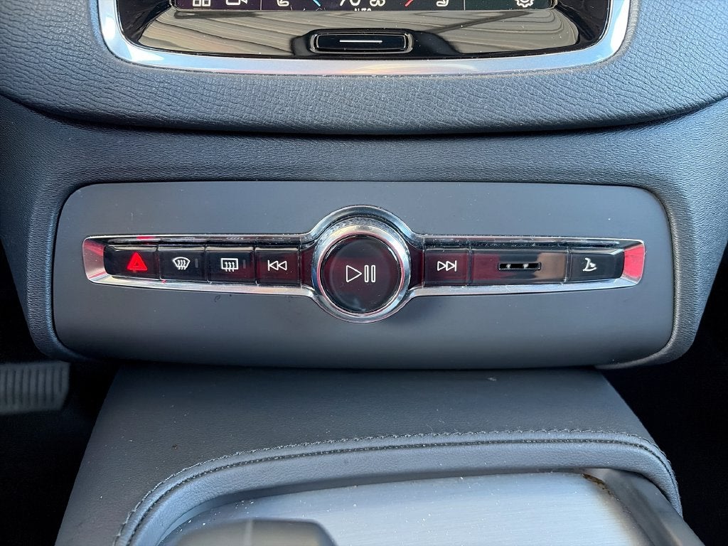 2025 Volvo XC90 B5 Core
