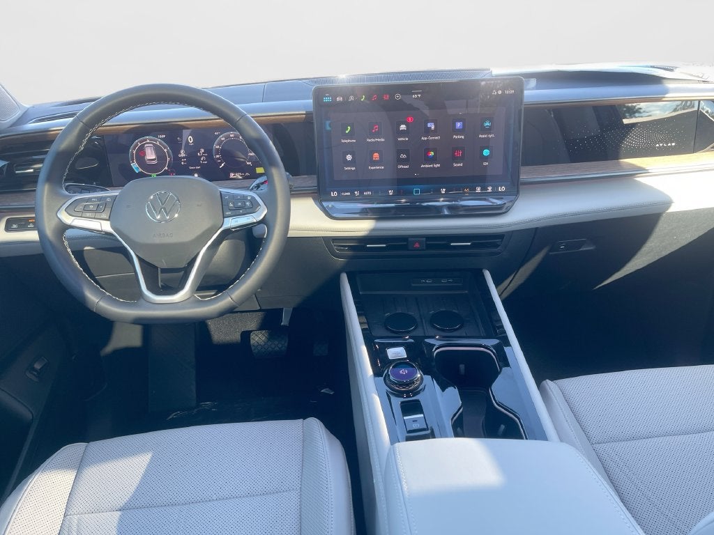 2027 Volkswagen Atlas SE w/Technology