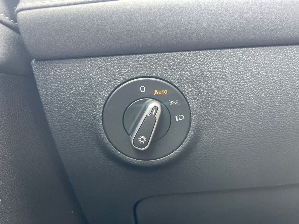 2026 Volkswagen Taos 1.5T SE Black