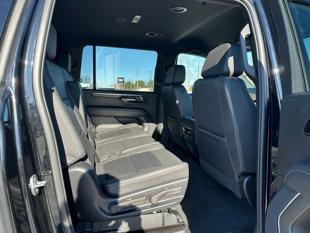 2025 Chevrolet Suburban 4WD LT