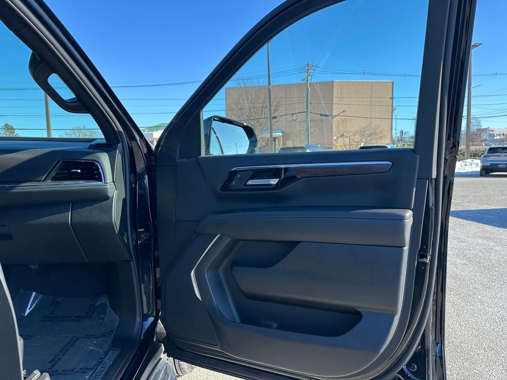 2025 Chevrolet Suburban 4WD LT