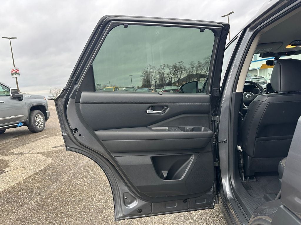 2025 Nissan Pathfinder SL 4WD