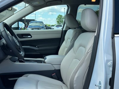 2025 Nissan Pathfinder SL 4WD