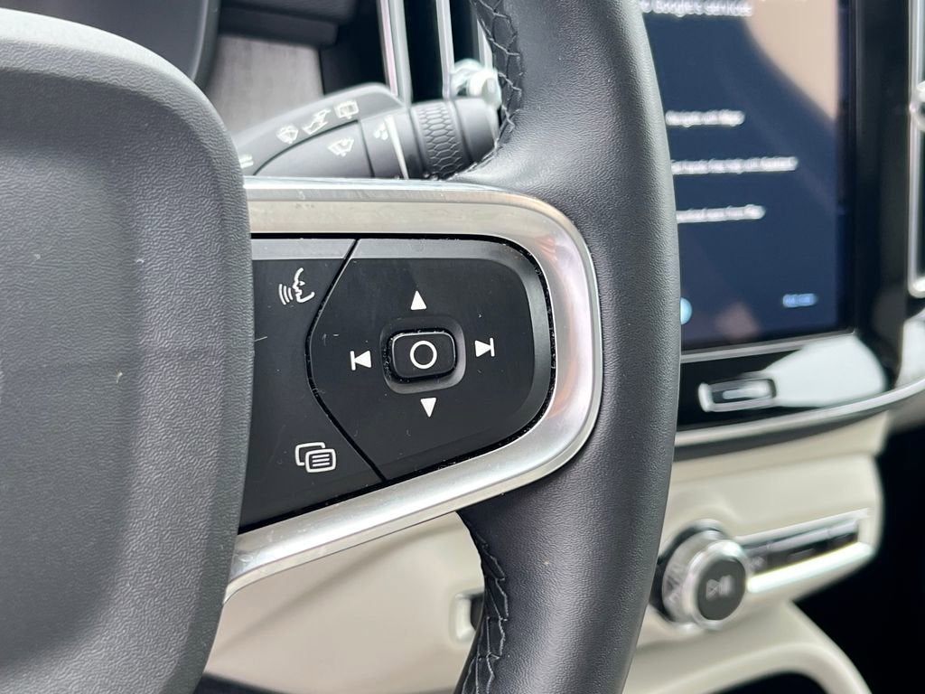 2023 Volvo XC40 Plus Bright Theme