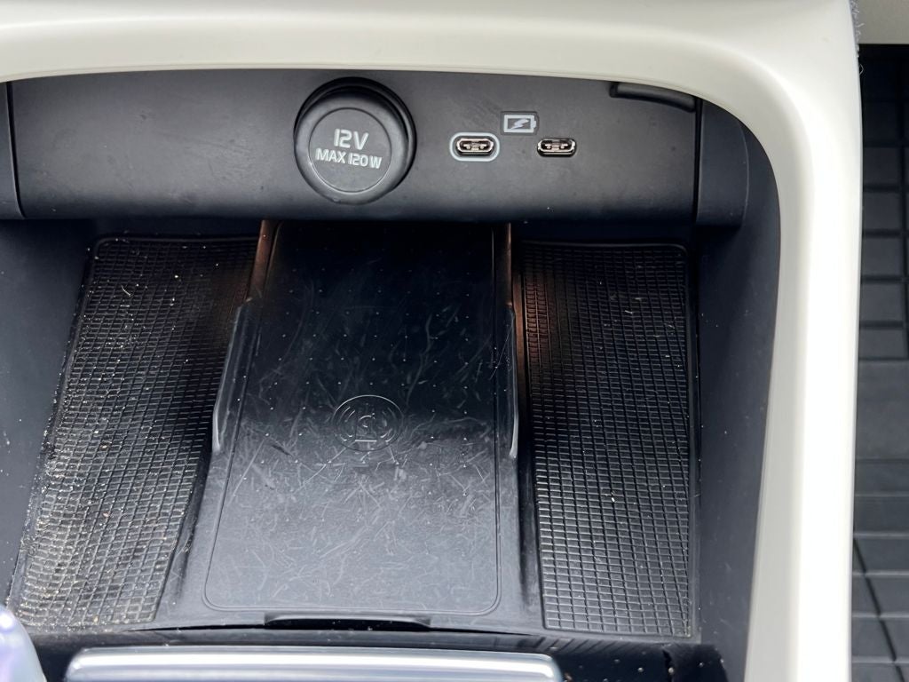 2023 Volvo XC40 Plus Bright Theme